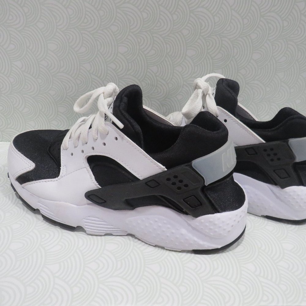 NIKE💥NIKE AIR HUARACHE BLACK AND WHITE💥 - Picture 2 of 10